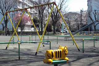 長津田柳下公園のブランコ