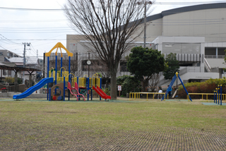 長津田公園の芝生と遊具