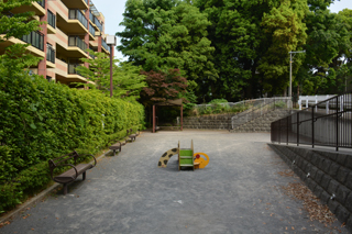長津田第四公園の遊具と広場