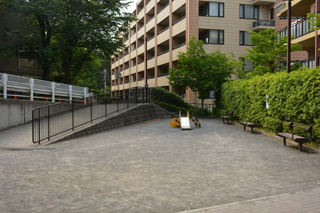 長津田第四公園の遊具と広場2