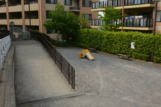 長津田第四公園の遊具と広場3