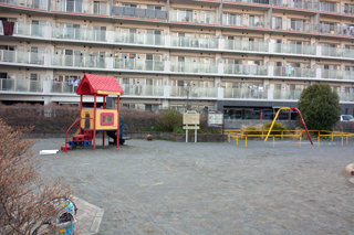 長津田第五公園の広場と遊具