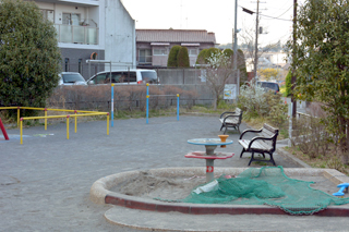 長津田第五公園の砂場とベンチ