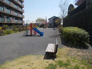 中山飯綱下公園の広場と遊具
