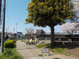 中山北緑道の広場への入口