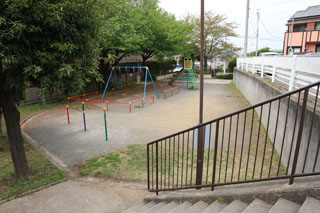 中山御嶽前公園の広場と遊具