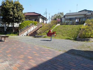 中山町公園の広場と遊具