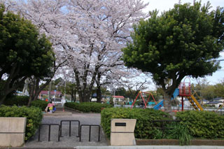 中山駅北第二公園の出入口