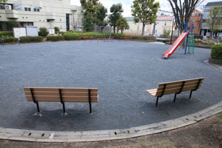 中山駅北第三公園のベンチ