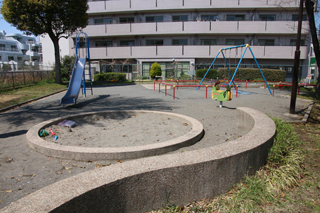 落合公園の砂場と広場