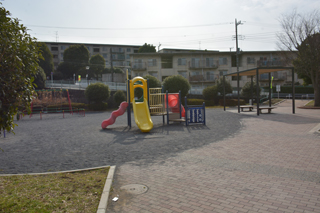 御前田第二公園の広場と遊具