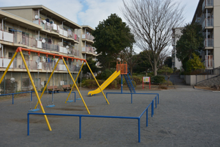 御前田第三公園のブランコとすべり台