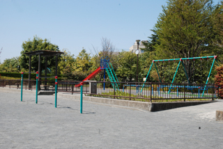 杉山原公園の広場と遊具2