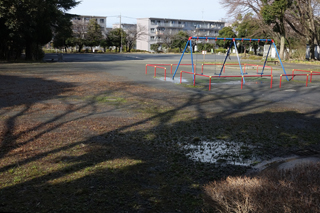 竹山南公園の広場と遊具
