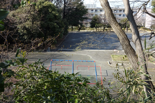 竹山南公園の広場と遊具2