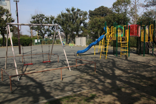 竹山一丁目東公園のブランコと滑り台