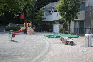竹山一丁目南通公園の広場と遊具
