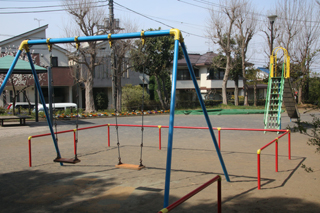 竹山一丁目西公園のブランコとすべり台