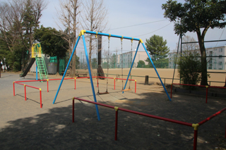 竹山一丁目西公園のブランコ