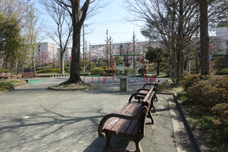 竹山二丁目北公園のベンチ