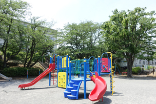 竹山二丁目南公園の滑り台