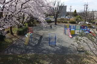 竹山二丁目南公園の広場と遊具