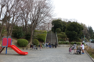 竹山二丁目公園の広場と遊具