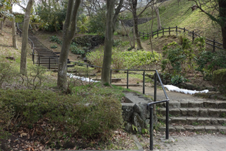 竹山二丁目公園の小道