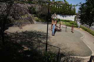 天神の杜公園の滑り台（正面）