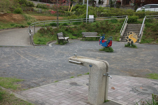 天神の丘公園の広場と遊具