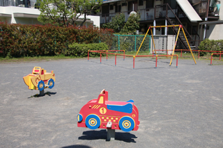 寺山町第二公園の広場と遊具