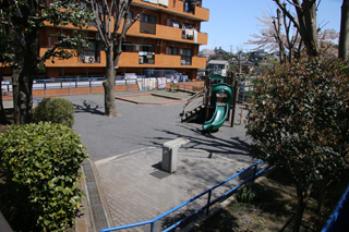 寺山町第三公園の広場と遊具