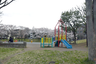 十日市場公園の広場と滑り台