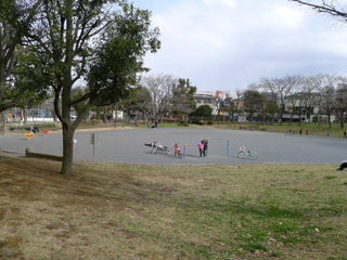 十日市場公園の広場1