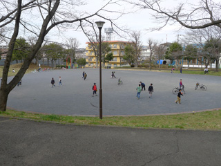 十日市場公園の広場2