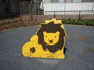 十日市場ちびっこ公園のライオン型遊具