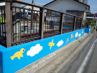 十日市場ちびっこ公園の鳥の絵の壁