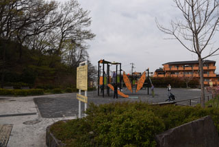 十日市場だんご山公園の広場と遊具