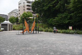 十日市場だんご山公園の広場と遊具2