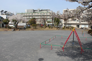 十日市場日向山公園の広場と遊具