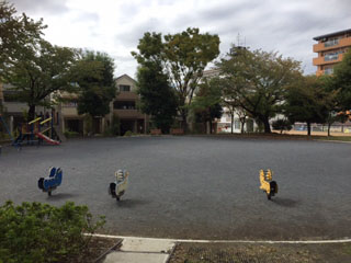 十日市場石田公園の広場と遊具