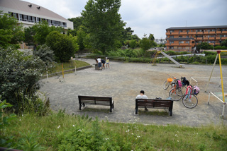 十日市場北公園のベンチと広場