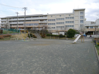 十日市場北公園の広場と遊具