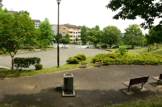 十日市場南公園のベンチと広場