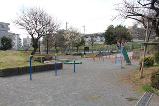 十日市場中里公園の広場と遊具