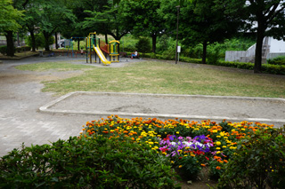 十日市場西田公園の花壇と遊具