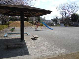 十日市場神明下公園のベンチと遊具