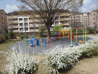 十日市場象ケ谷公園の花壇と遊具