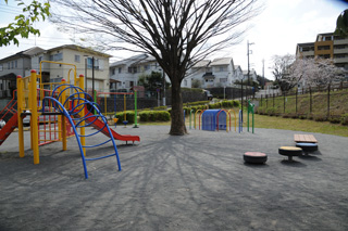 十日市場象ケ谷公園の広場と遊具