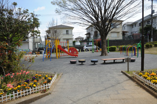 十日市場象ケ谷公園の広場と遊具2